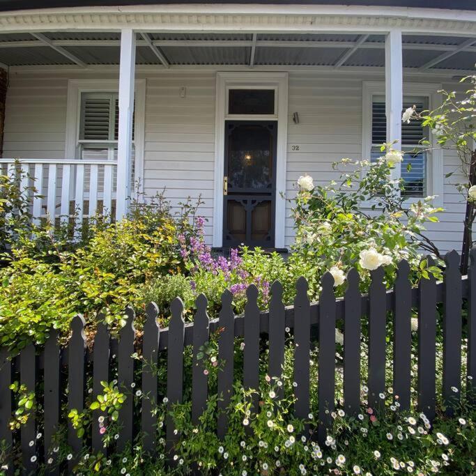 Charming Cottage Nestled In Prime Location ロンセストン エクステリア 写真